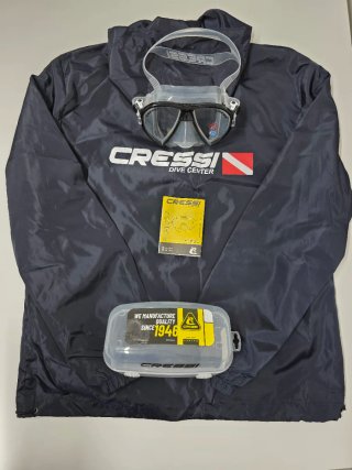 Gafas Cressi y chubasquero buceo
