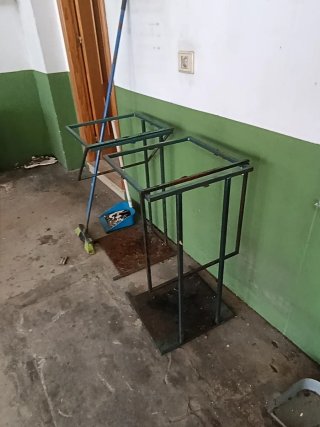 Estructura metálica para cubos de basura