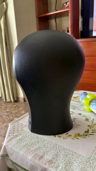 Cabeza de goma negra, para colocar pelucas.
