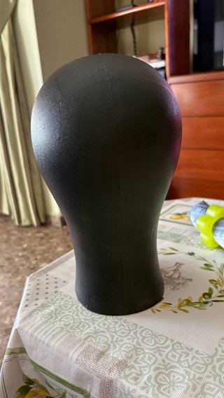 Cabeza de goma negra, para colocar pelucas.