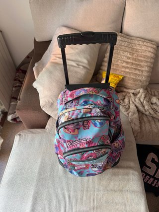 Mochila Totto con ruedas y estampado anime
