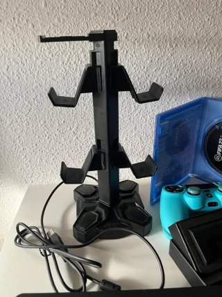 PS4 Slim Negra + FIFA 22 + Torre RGB + Cargador