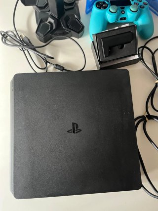 PS4 Slim Negra + FIFA 22 + Torre RGB + Cargador