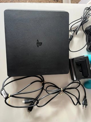 PS4 Slim Negra + FIFA 22 + Torre RGB + Cargador