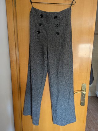 Pantalón de vestir gris con botones