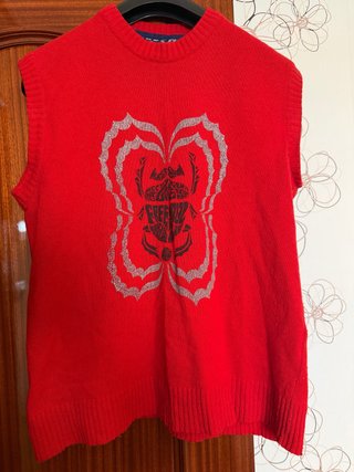 Chaleco de punto rojo con estampado de escarabajo