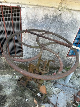 Taladro de columna antiguo de hierro fundido