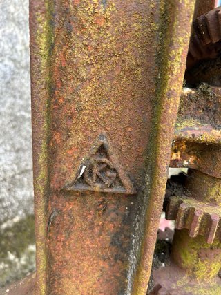 Taladro de columna antiguo de hierro fundido