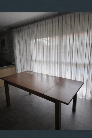 Mesa de comedor de madera
