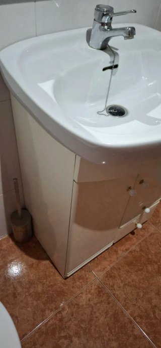 Mueble de baño beige con lavabo blanco