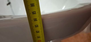 Mueble de baño beige con lavabo blanco