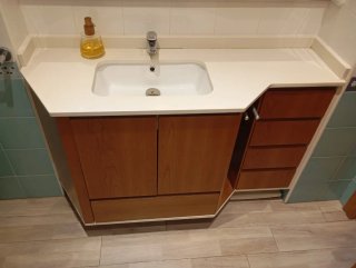 Mueble de baño con lavabo y espejo