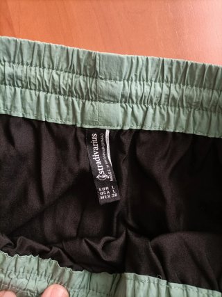 Shorts Stradivarius negro y verde