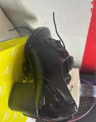 Zapatos negros de cordón con tacón