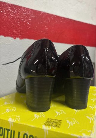 Zapatos negros de cordón con tacón