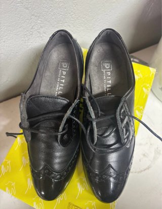 Zapatos negros de cordón con tacón