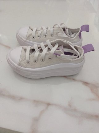 Converse Blancas y Moradas