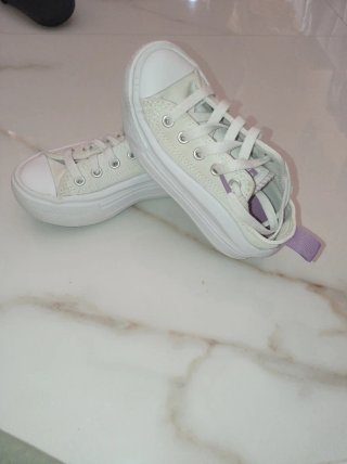 Converse Blancas y Moradas
