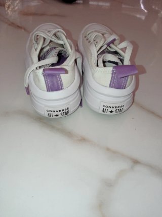Converse Blancas y Moradas