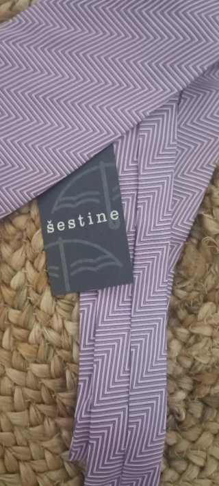Corbata de seda púrpura y blanca