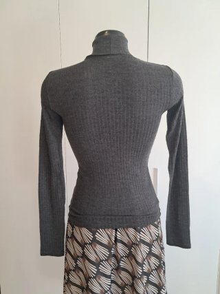 Blusa de cuello alto gris