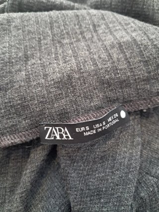 Blusa de cuello alto gris