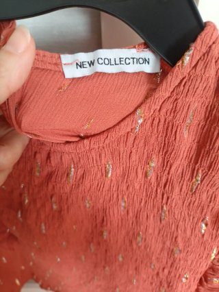 Blusa coral con dorado