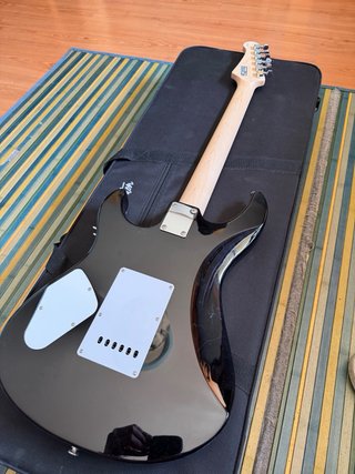 Yamaha Pacifica 112V + Ampli y Accesorios