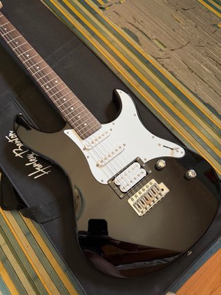 Yamaha Pacifica 112V + Ampli y Accesorios