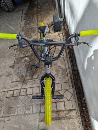 Bicicleta BMX Gris con Ruedas Verdes