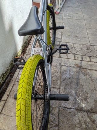 Bicicleta BMX Gris con Ruedas Verdes