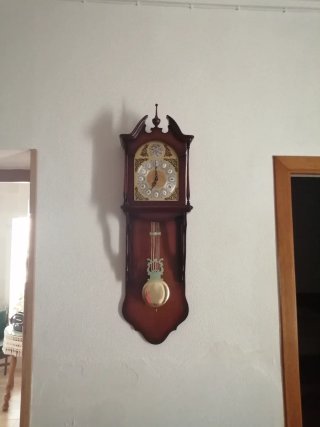 Reloj de pared antiguo de péndulo