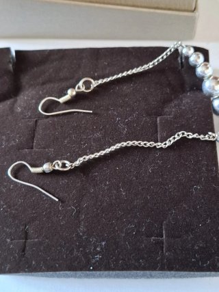 Orecchini con teschio e perle