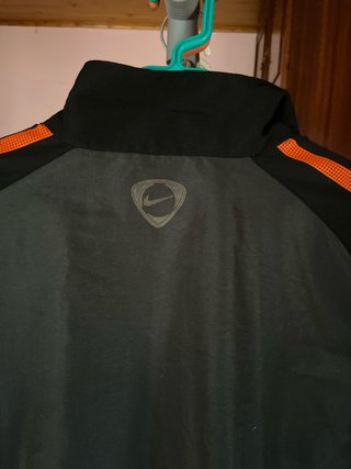 Chaqueta deportiva Nike Negra y Naranja Talla S