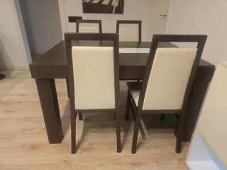 Mesa de comedor y 4 sillas