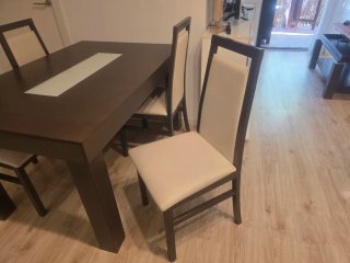 Mesa de comedor y 4 sillas