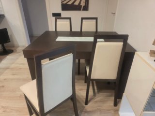 Mesa de comedor y 4 sillas