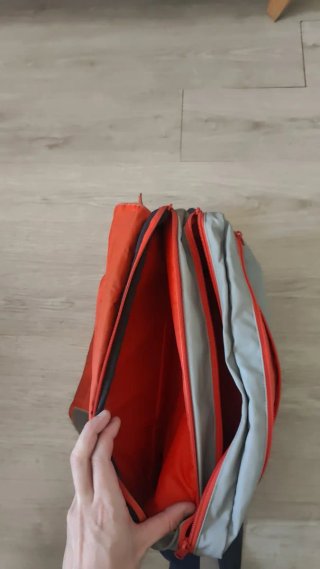 Bandolera/Maletín gris y rojo