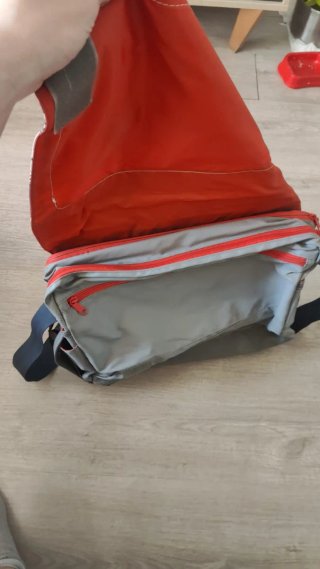 Bandolera/Maletín gris y rojo