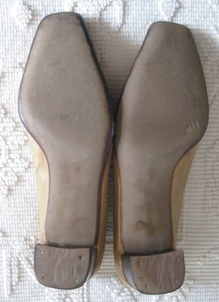 Zapatos en color beige. Talla: 37