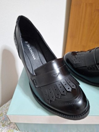 Zapatos de tacón anchos negros