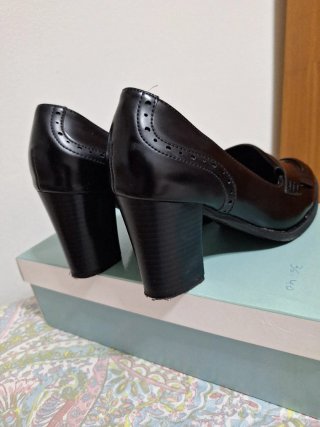 Zapatos de tacón anchos negros