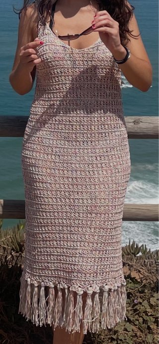 Vestido de playa tejido con flecos