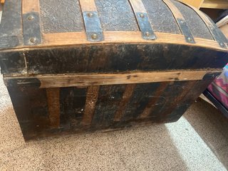 Baúl antiguo de madera y papel