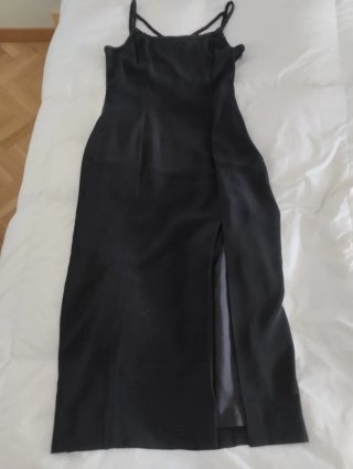 Vestido negro de noche con tirantes