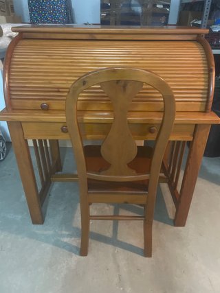 Escritorio de madera con silla