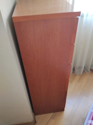 Cómoda de madera con tiradores plateados