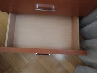 Cómoda de madera con tiradores plateados