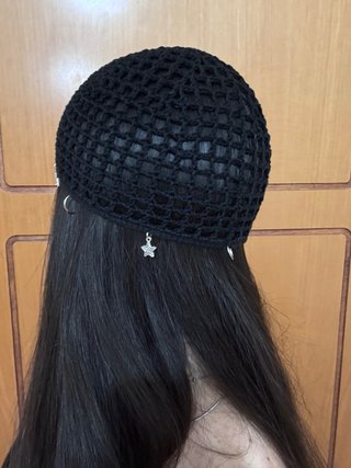 Cappello uncinetto nero con pendenti