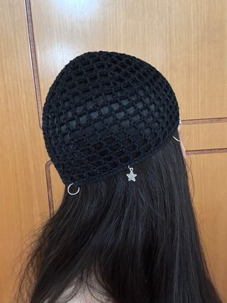 Cappello uncinetto nero con pendenti